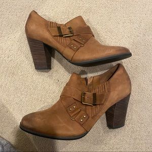 Clarks tan booties